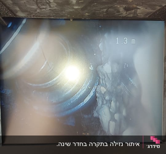 תצוגת מסך של מצלמת ביוב עם צינור ומרחק